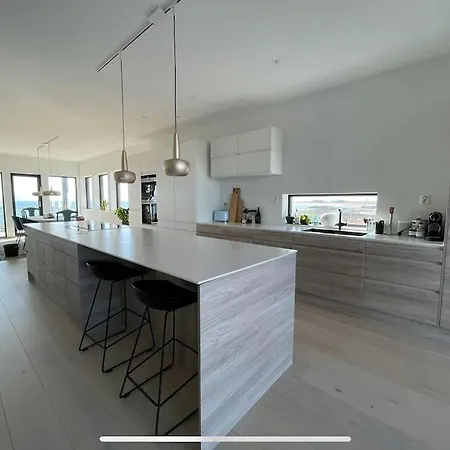 Moderne Hus Sentralt Pa Villa Andenes